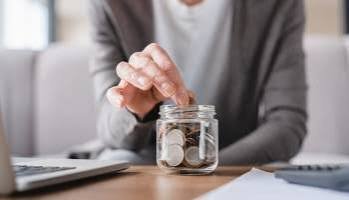 Pessoa analisando formas de renda extra